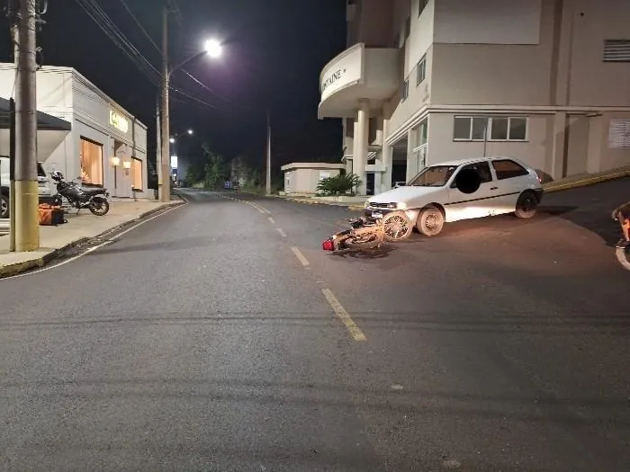 Motorista embriagado invade preferencial e colide com motociclista, em Joaçaba