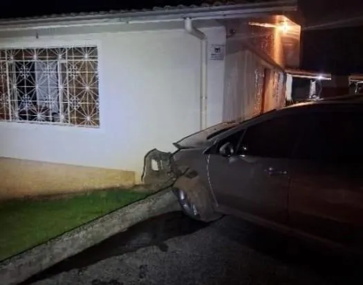 Homem colide veículo contra casa em Herval d’Oeste