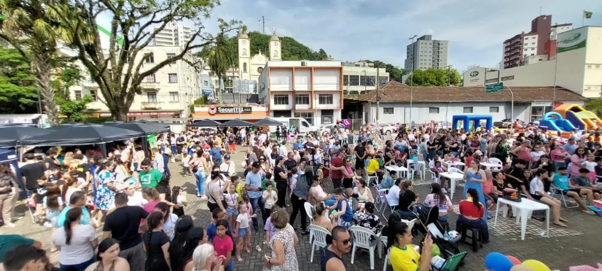 Herval d’Oeste reuniu centenas de pessoas na Praça da Estação Ferroviária no último sábado (11)