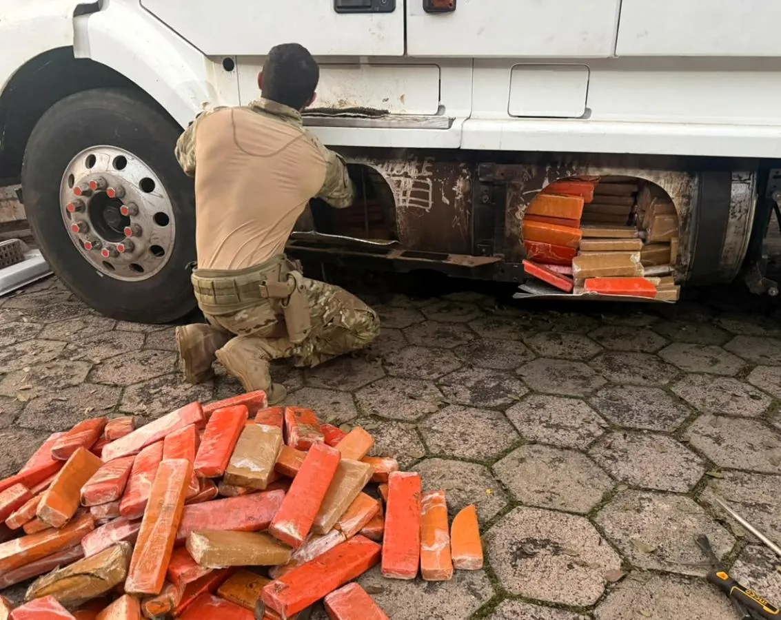 Cão farejador da PRF descobre mais de meia tonelada de maconha escondida em tanque de combustível de carreta