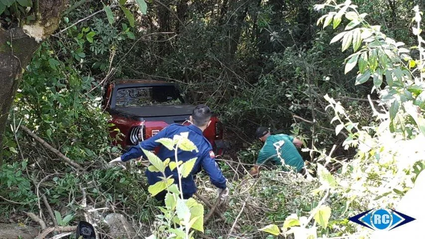 Veículo cai em uma ribanceira de aproximadamente 50 metros, ocupantes escapam ilesos