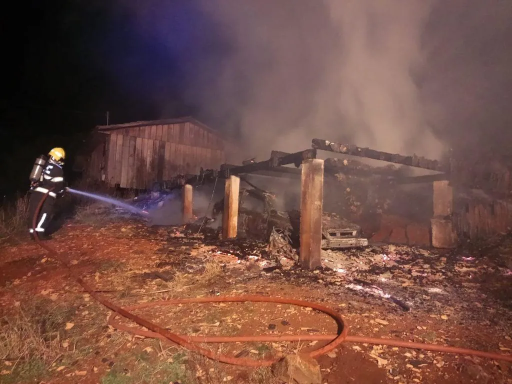 Incêndio destrói residência no interior de Campos Novos