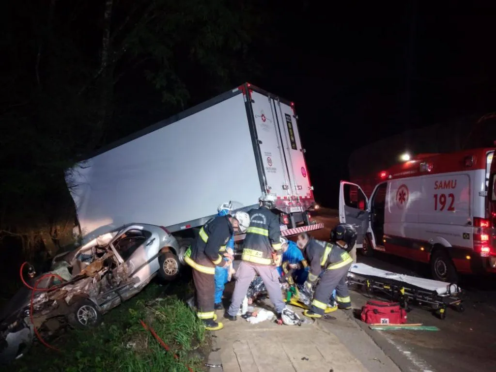 Motorista fica preso nas ferragens e em estado gravíssimo após colisão contra caminhão na BR-153