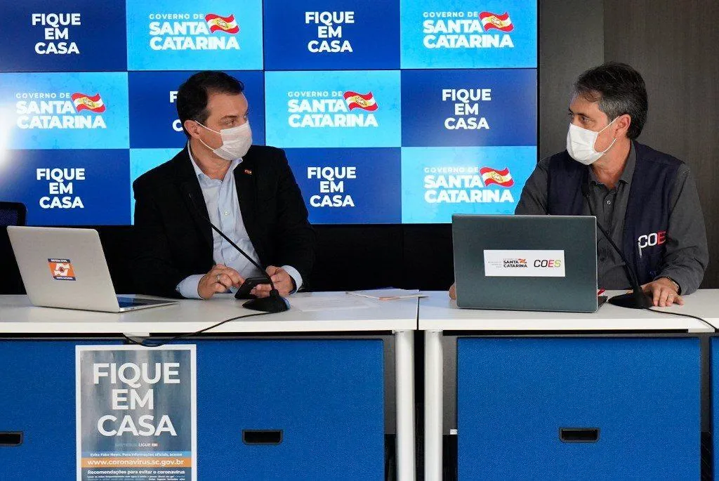 Carlos Moisés e André Motta Ribeiro durante coletiva de imprensa (Foto: Ricardo Wolffenbuttel/Secom)
