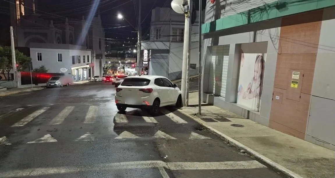 Mulher embriagada é presa após colidir em veículo estacionado no centro de Joaçaba