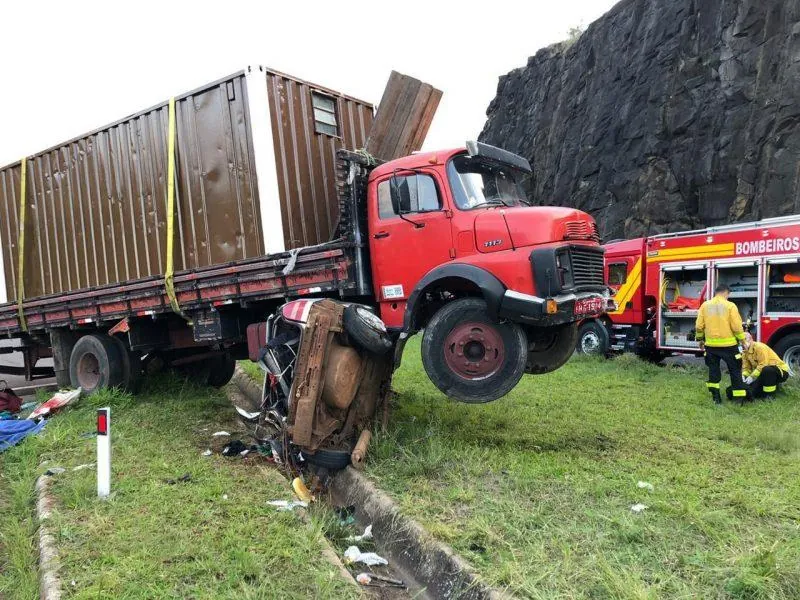 Caminhão ‘atropela’ carro entre SC e RS; uma pessoa morreu