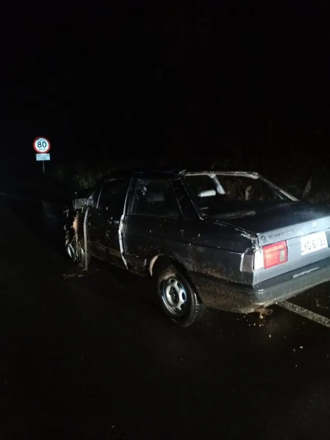 Motorista colide carro contra barranco em Luzerna