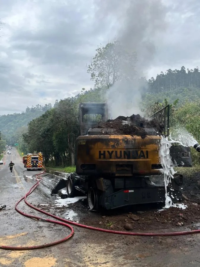 Escavadeira é destruída por incêndio às margens da SC-150, em Lacerdópolis