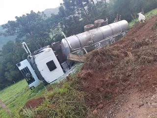 Caminhão de leite tomba no interior de Erval Velho