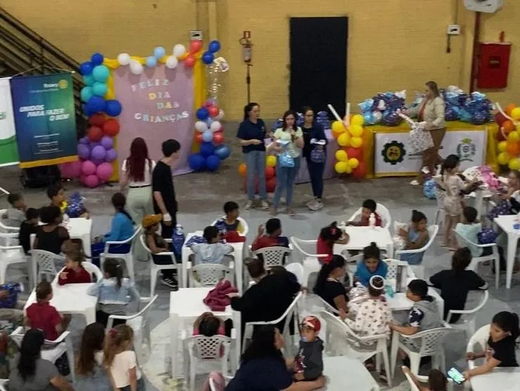 Rotary Club e Sicredi entregam brinquedos à crianças carentes em Herval d’Oeste