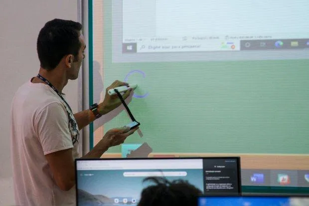 Estado investe R$ 8,57 milhões para instalar lousas digitais em todas as salas de Ensino Médio de 36 escolas