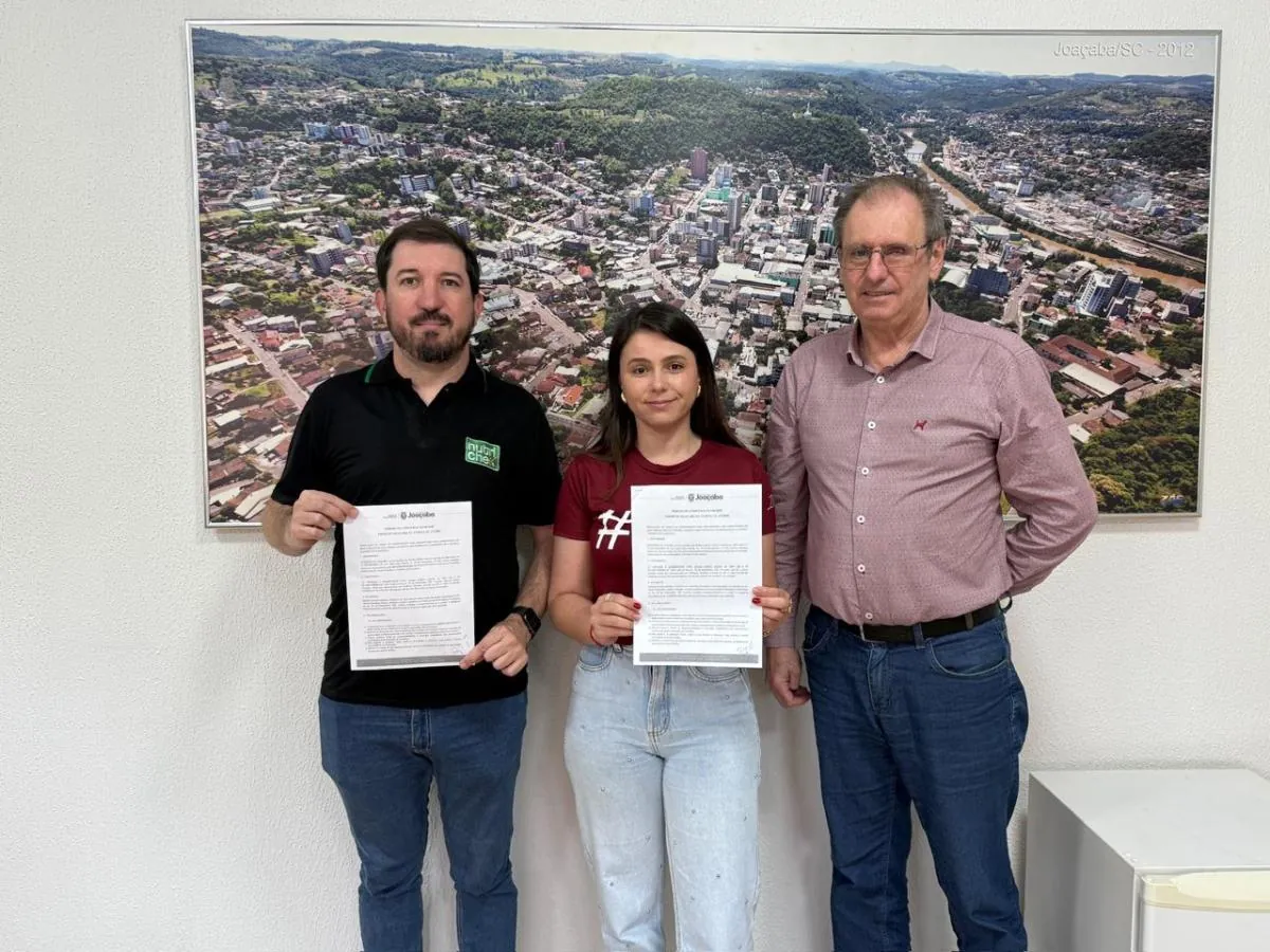 Programa “Joaçaba, eu curto, eu cuido” renova termo de adoção de canteiros no centro da cidade