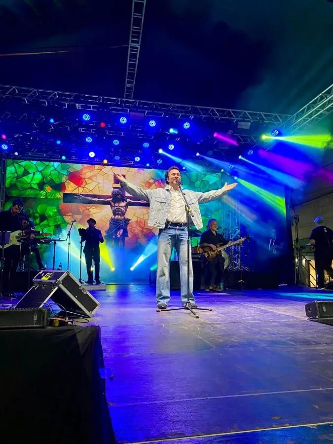 Show de Padre Fábio de Melo emociona público e marca início da programação de Páscoa em Joaçaba