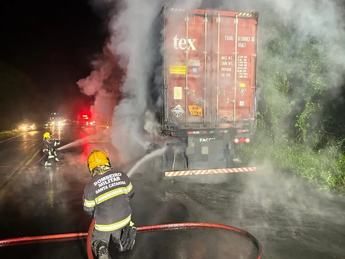 Rodado de carreta carregada com baterias é atingido por incêndio na BR-282, em Joaçaba