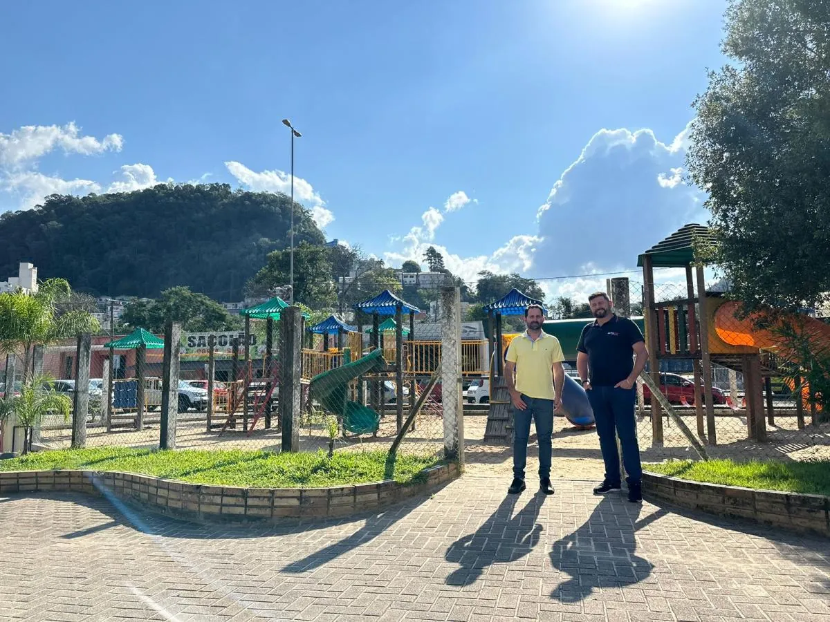 Vereadores solicitam manutenção do Parquinho Infantil da Praça Central de Herval d’Oeste