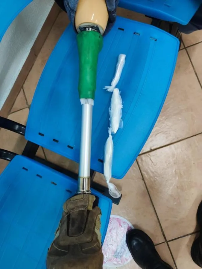 Homem é preso com drogas dentro de perna mecânica