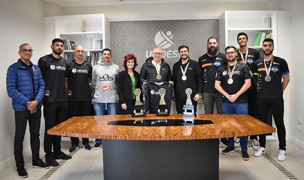 Reitor recebe atletas e membros da delegação da Unoesc premiados nos Jogos Universitários Brasileiros (JUBs)