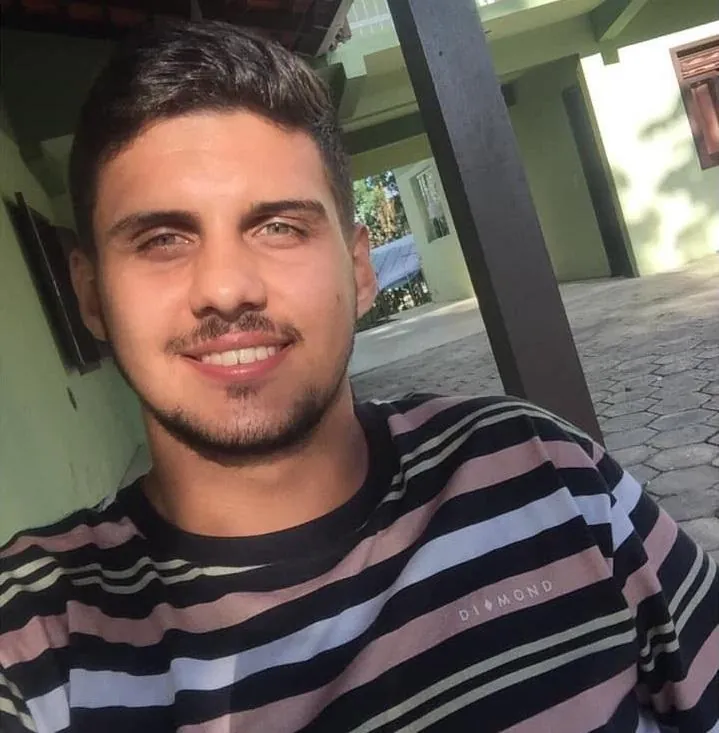 Trabalhador que instalava placas solares morre ao cair de telhado em SC
