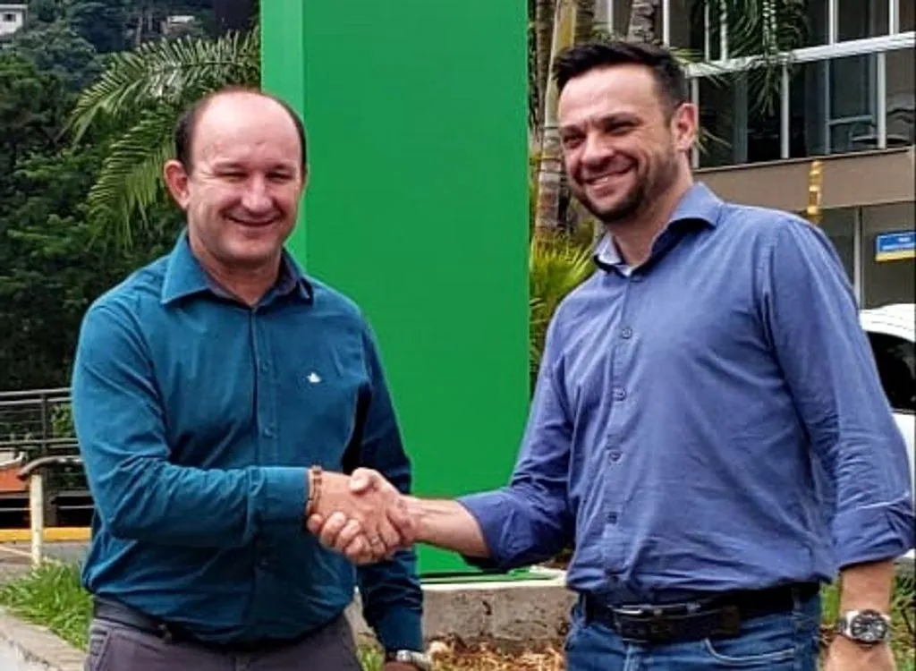 Sicredi UniEstados presenteia Herval d´Oeste  com um relógio de praça