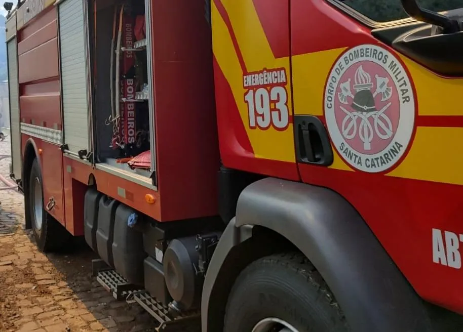 Curto-circuito provoca princípio de incêndio em forro de casa em Luzerna