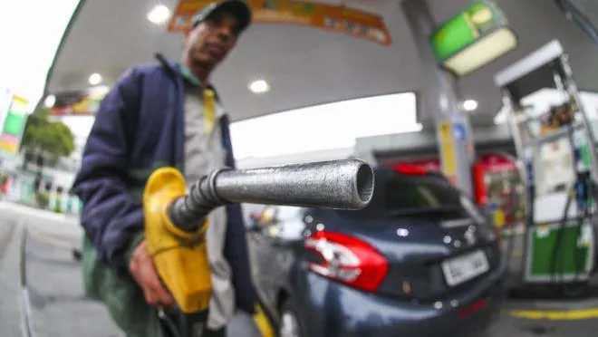 Bomba de combustivel em posto da Petrobras – frentista – alcool – gasolina