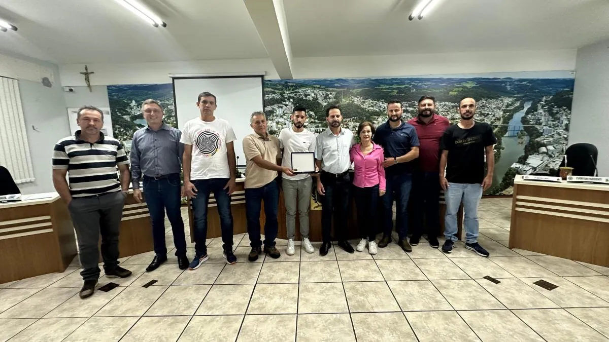 Atleta Douglas Silva recebe Moção de Aplauso na Câmara de Vereadores de Herval d’Oeste