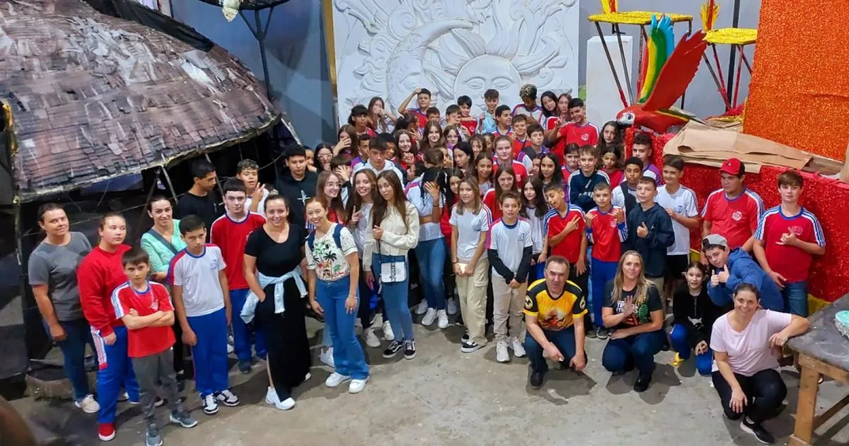 Escolas de samba recebem alunos em visita técnica
