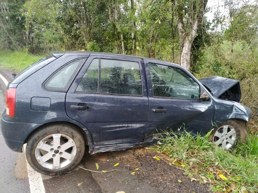 Veículo sai da pista e se choca contra árvore em Luzerna