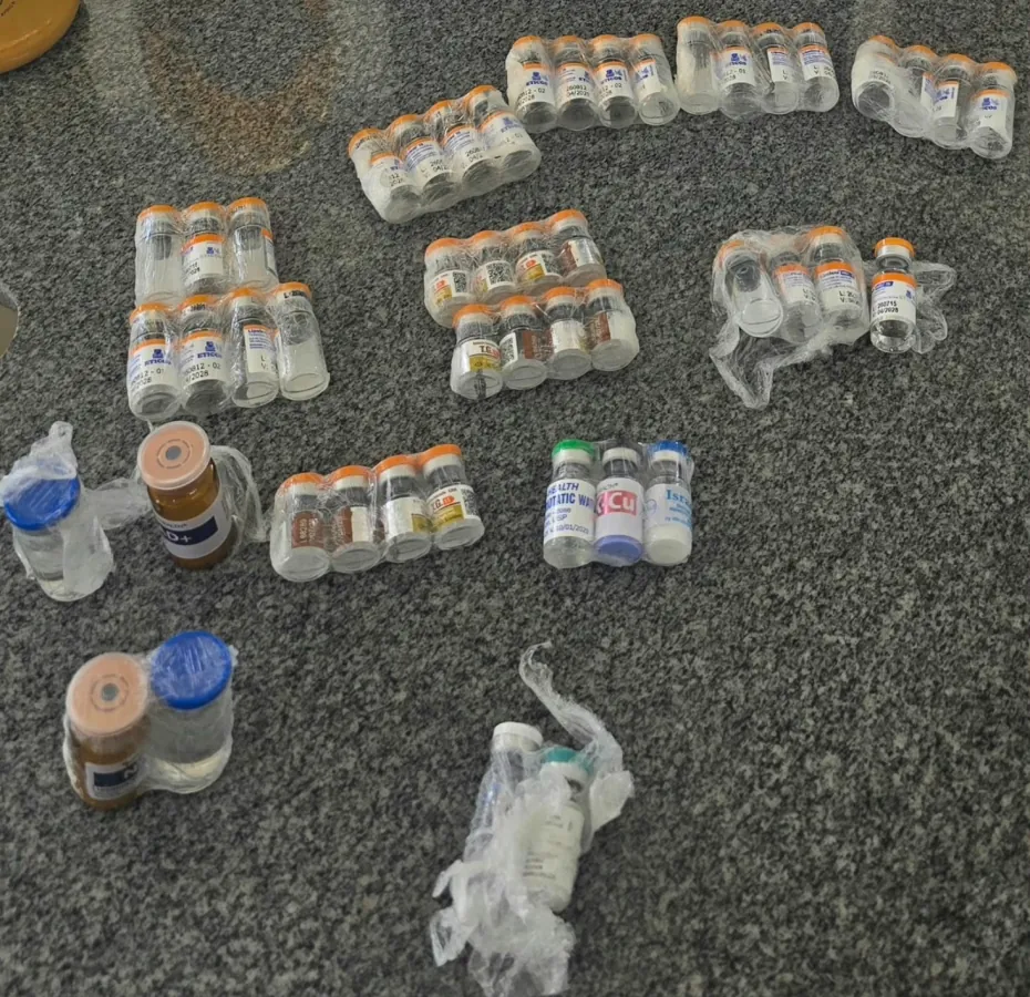 Mulher é flagrada com medicamentos emagrecedores contrabandeados escondidos na roupa em Joaçaba