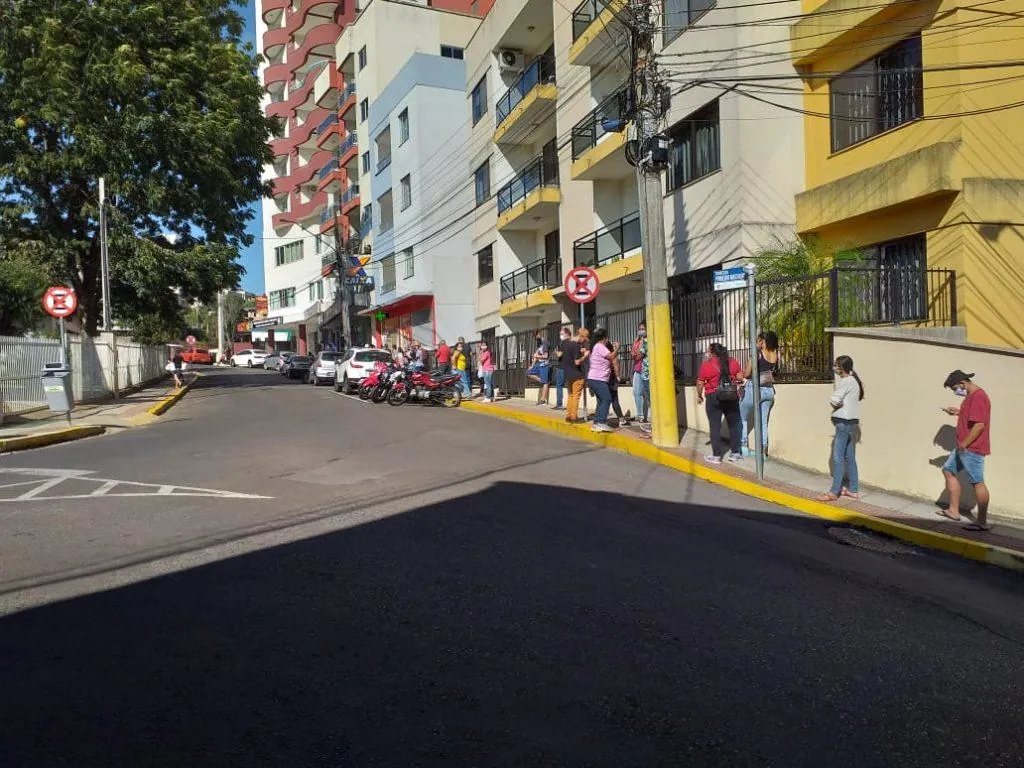 Fila dobra a esquina da Travessa Pinheiro Machado