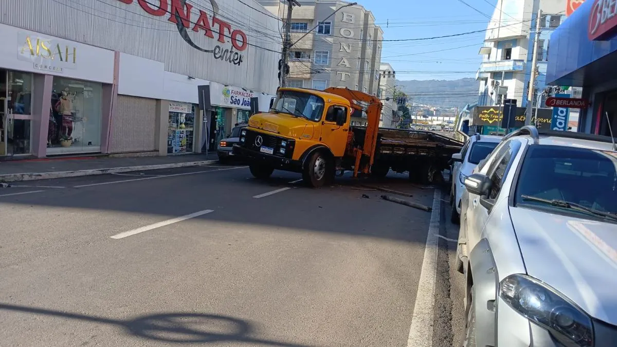 Caminhão avança sinal vermelho e provoca acidente na XV de Novembro em Joaçaba