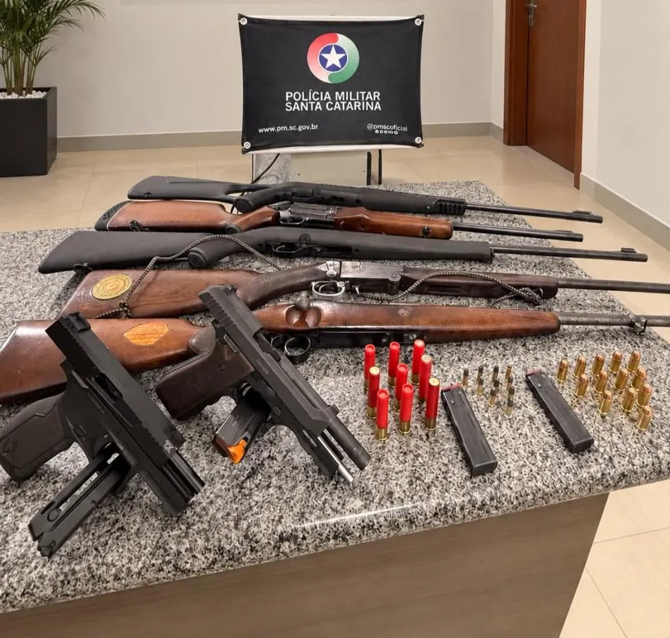 Homem ameaça vizinhos, solta rojões, aponta arma contra policial e acaba preso com sete armas em Campos Novos