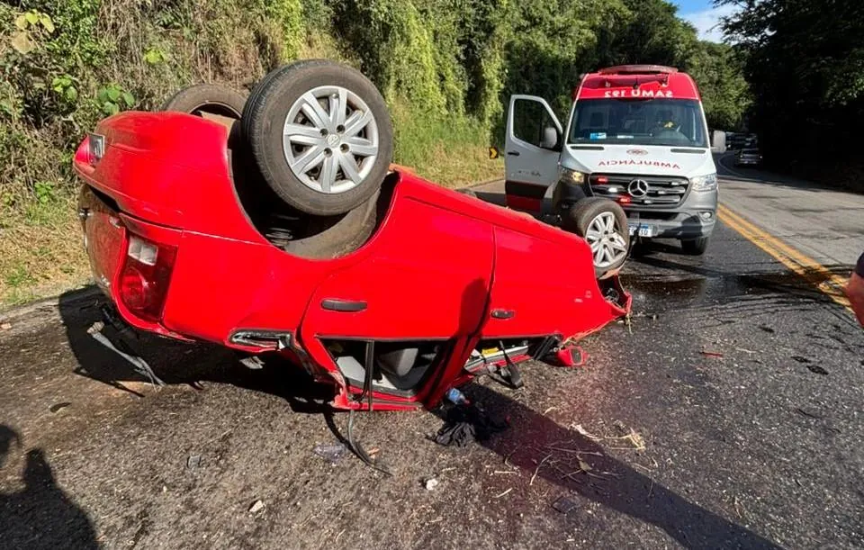 Motorista de automóvel fica ferido em capotamento na BR-282