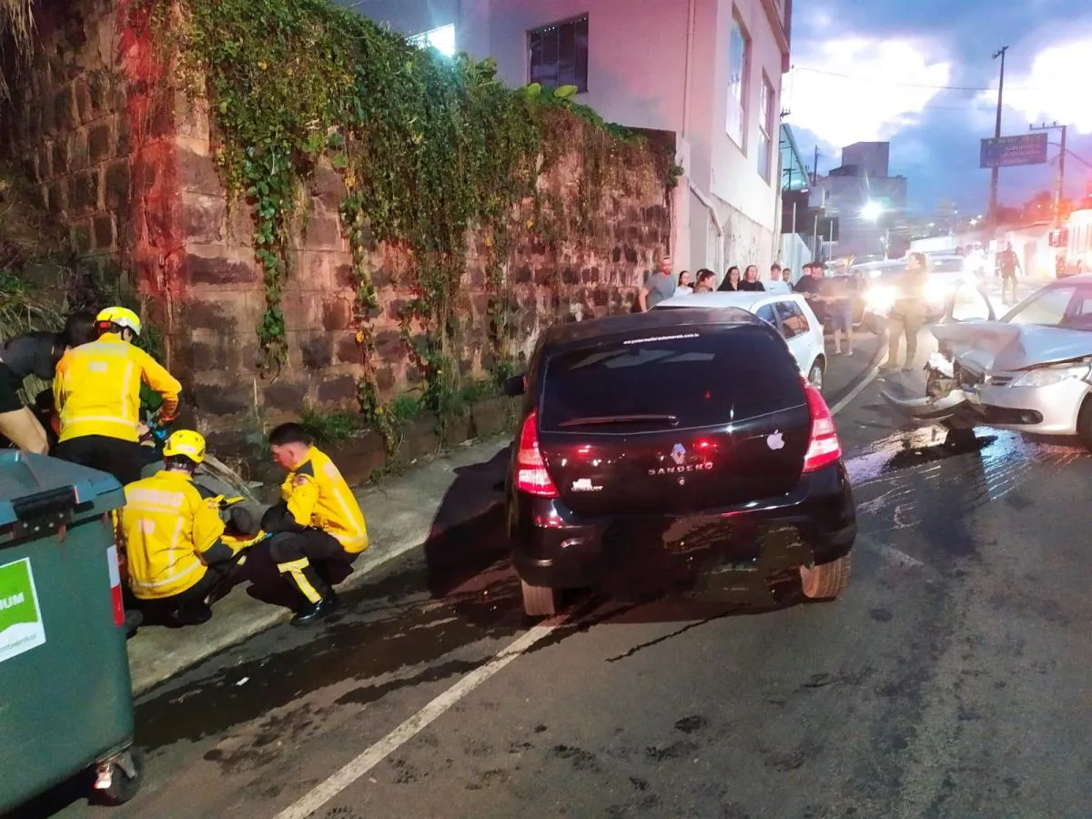 Homem fica ferido após acidente envolvendo três veículos em Joaçaba