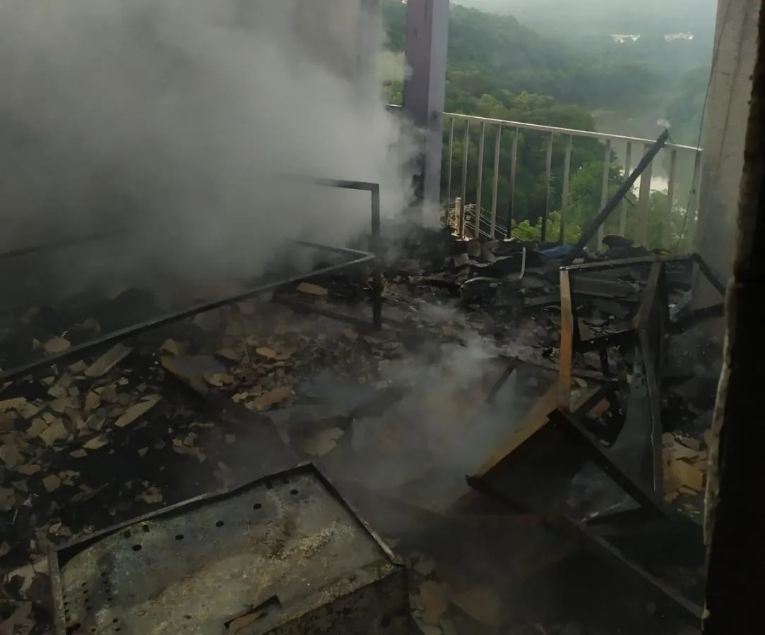 Casa é destruída por incêndio durante a madrugada em Herval d’Oeste