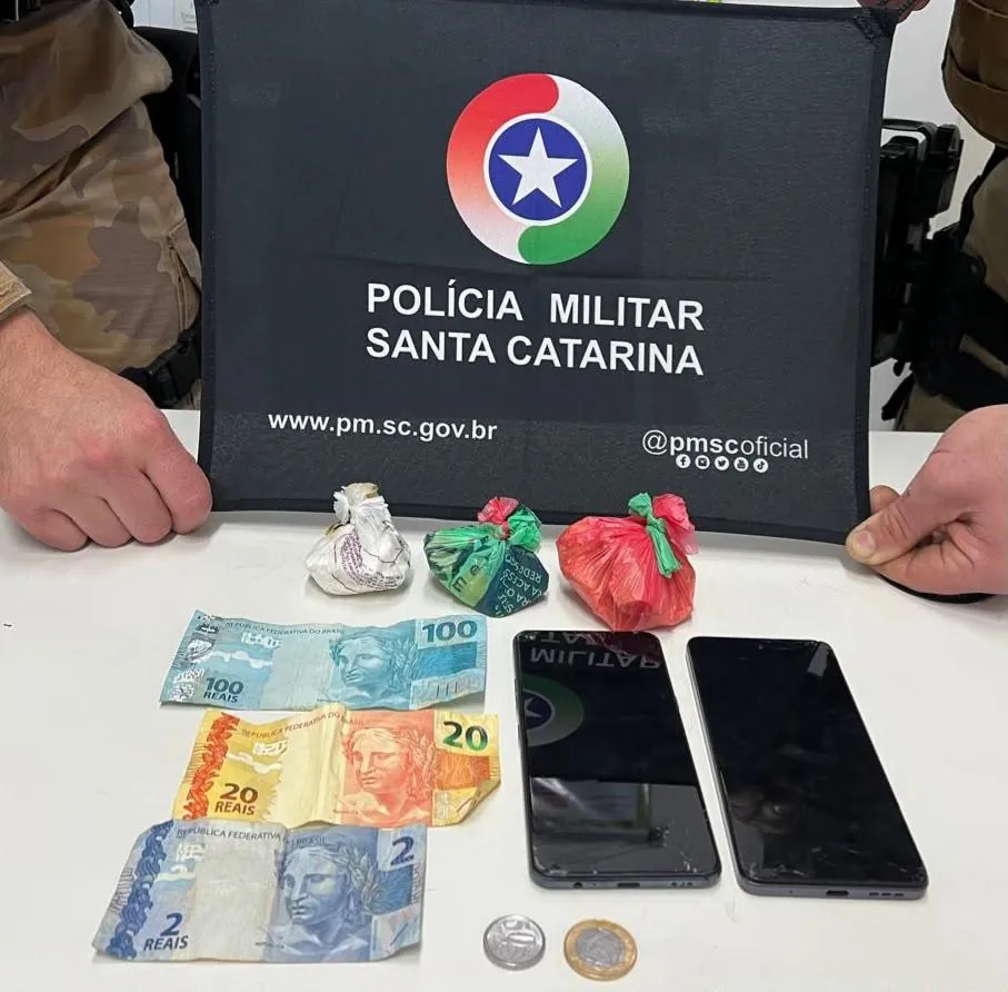 Dois homens são presos com drogas durante abordagem da PM em Herval d’Oeste