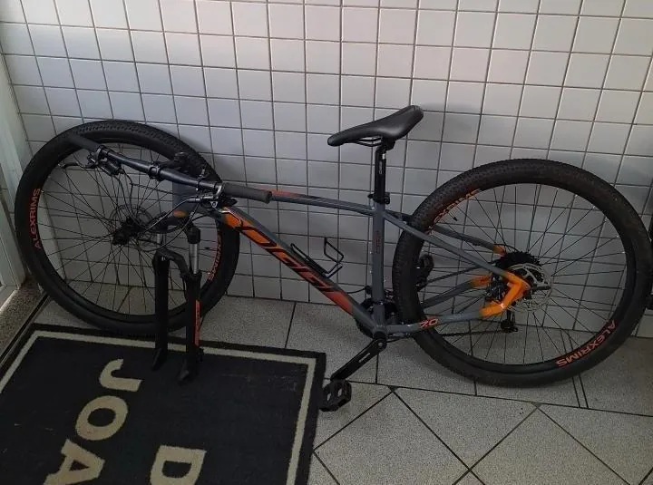 Idoso e jovem são conduzidos à delegacia ao serem flagrados com bicicleta furtada em Herval d’Oeste