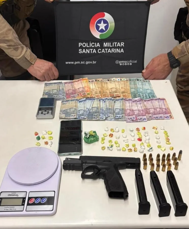 PM prende homem por tráfico de drogas e posse ilegal de arma de fogo em Joaçaba