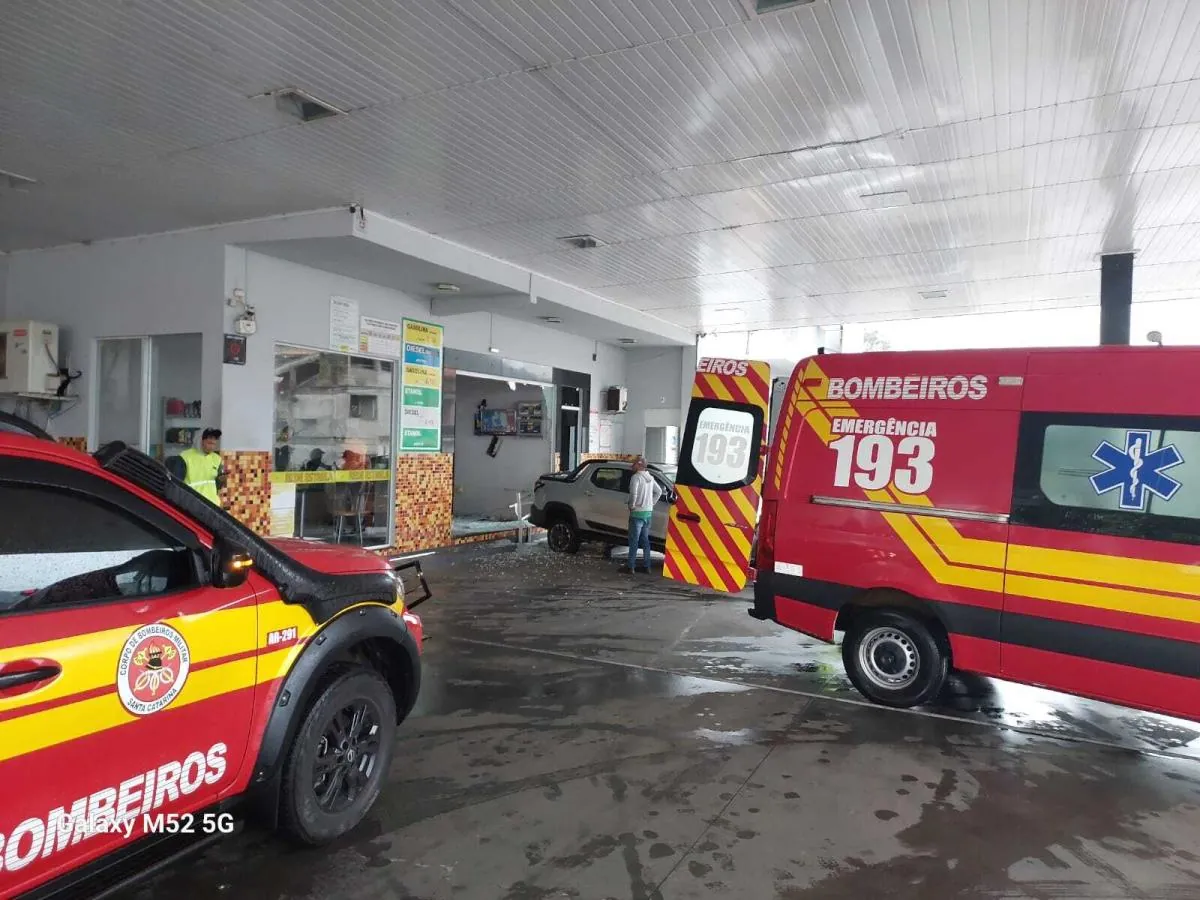 Motorista erra marcha e atropela mulher dentro de posto de gasolina em Herval d’Oeste