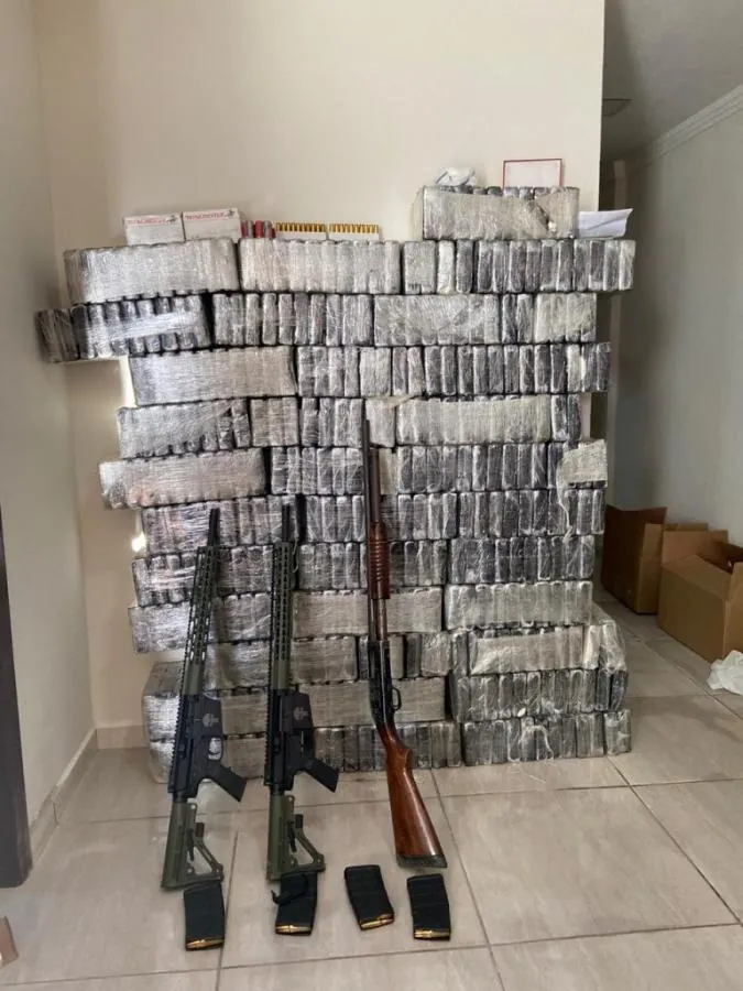 Ação conjunta da Polícia Civil e da Polícia Militar apreende 380 quilos de cocaína, armas e faz prisões, em Barra Velha e Campos Novos