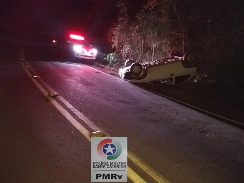 Carro conduzido por idoso capota em Luzerna