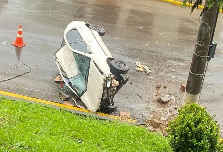 Veículo desanda e atinge poste em Luzerna