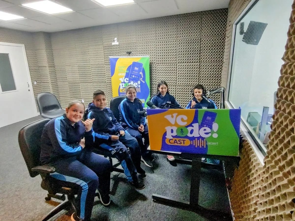 Alunos do Centro Educacional Pequeno Príncipe gravam podcast na Rádio Líder