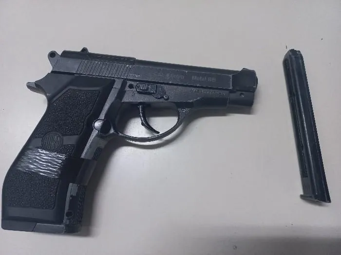 Homem ameaça motoboy de Joaçaba com simulacro de arma de fogo e faca